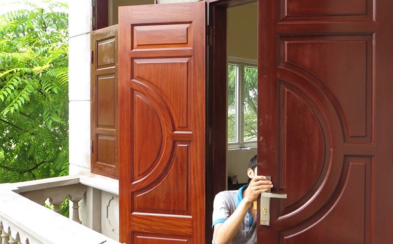 Sửa Cửa Gỗ Bị Xệ, Kẹt Tại Nhà TPHCM - Dịch Vụ Chuyên Nghiệp Từ Tính Đồ Gỗ